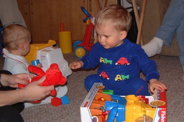 Hildebrand Christmas ScreenSaver/640x480_2000-12-21-14  Chance investigates.jpg